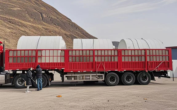 庆阳塑料桶装车完毕准备运输中